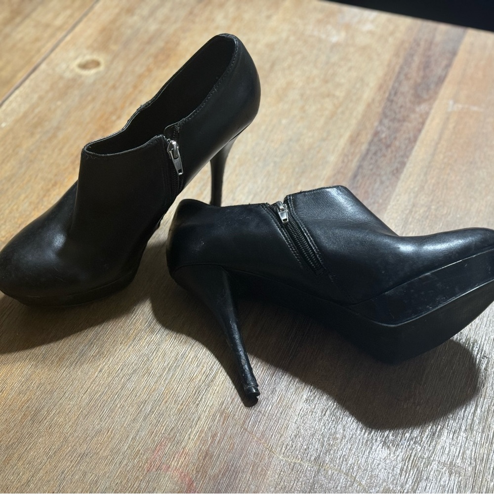 Marc Fisher Platform heel/bootie